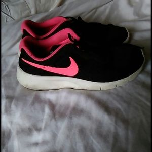 Girl's Nike tennis shoes